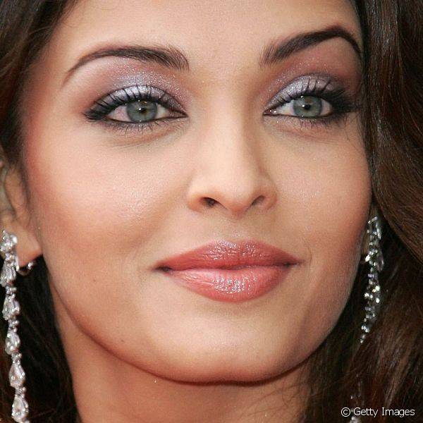 Aishwarya Rai compareceu à edição 2005 do Festival de Cannes com um esfumado que misturava sombre prata com lilás